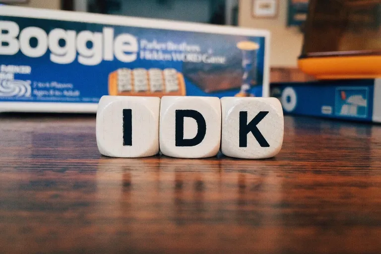 Slovníček anglických zkratek, které využijete doma i na cestách
